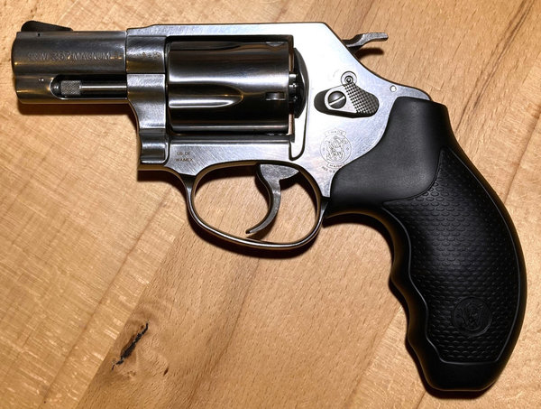 Smith & Wesson Revolver Modell 60 mit J-Rahmen. 5-Schuss. Kaliber .357Magnum + .38 Special.